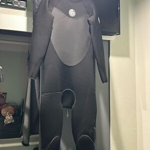 Rip curl 3/4 wetsuit. Only used once. Moving and don’t need.